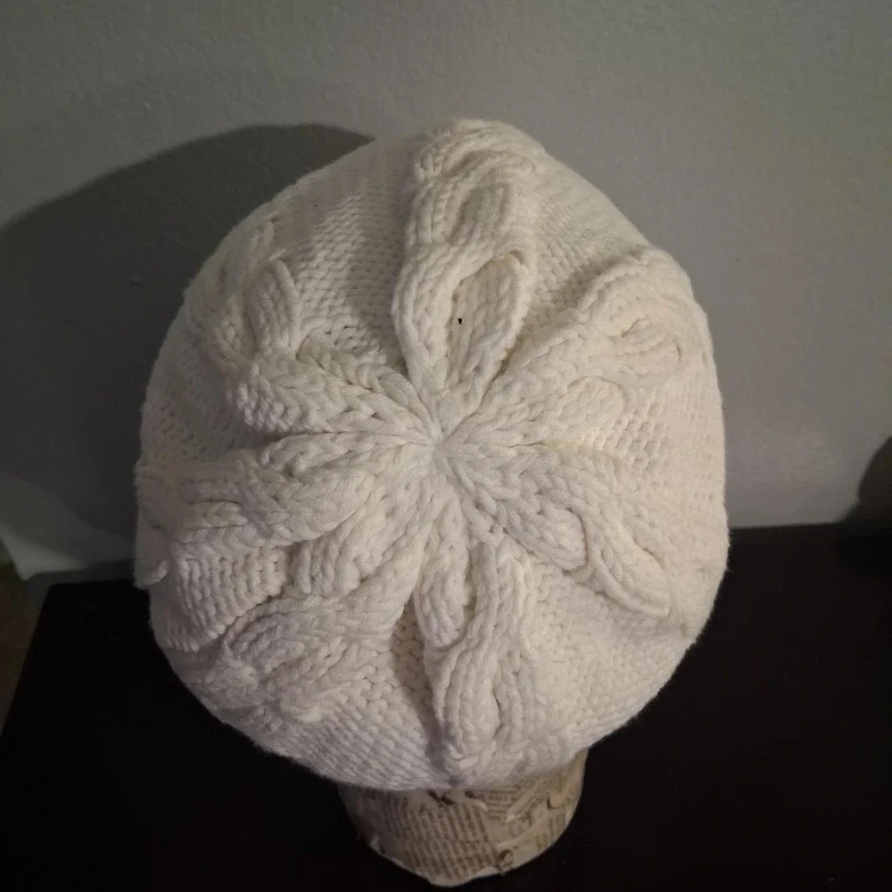 White Nike cable knit beanie with black swoosh fleece Lined